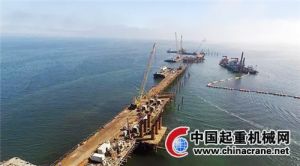 徐工大噸位履帶起重機(jī)齊力助建非洲某港口項目