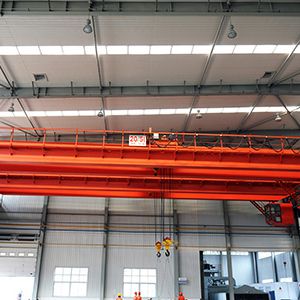 通用橋式起重機主梁下?lián)显蚍忠韵聨c。